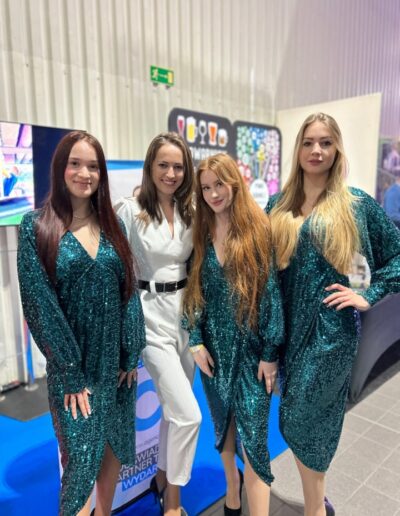 zespół hostess na stoisku firmowym