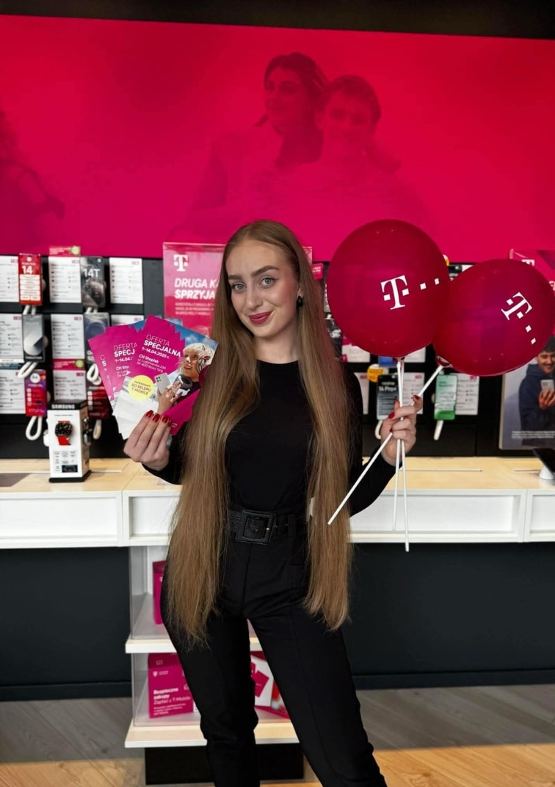 hostessa na akcji sieci komórkowej