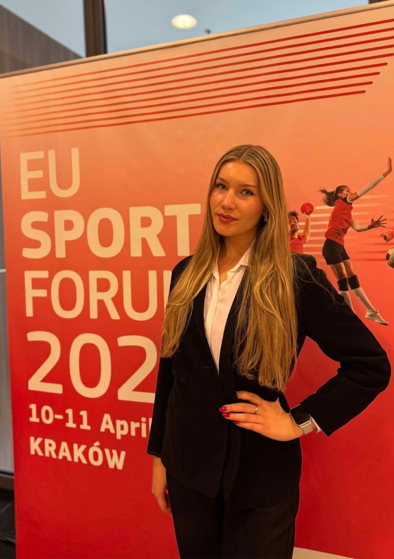 hostessa przy rejestracji gości eu sport forum