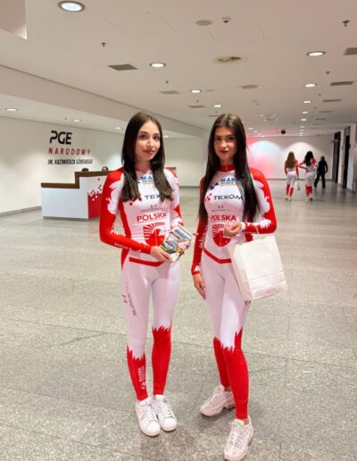 hostessy promocja marki w specjalnych strojach