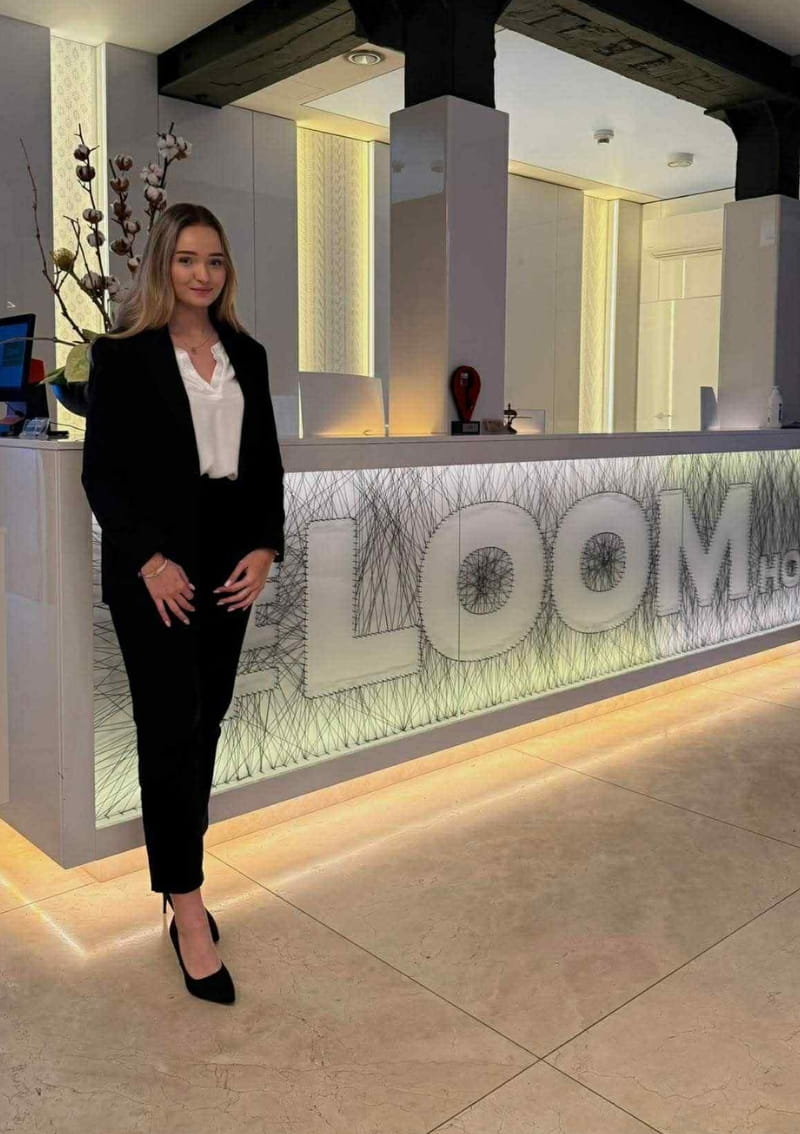 hostessa do witania gości na evencie konferencyjnym