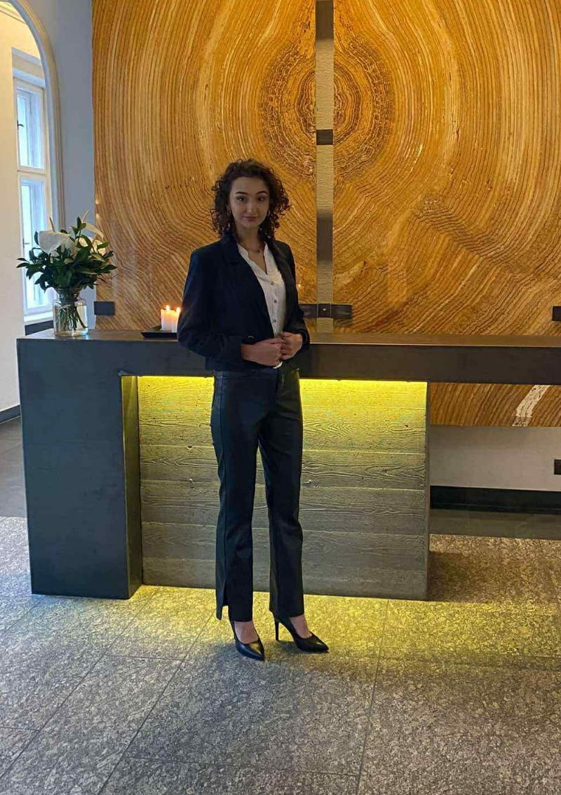 hostessa rejestracja gości na konferencji