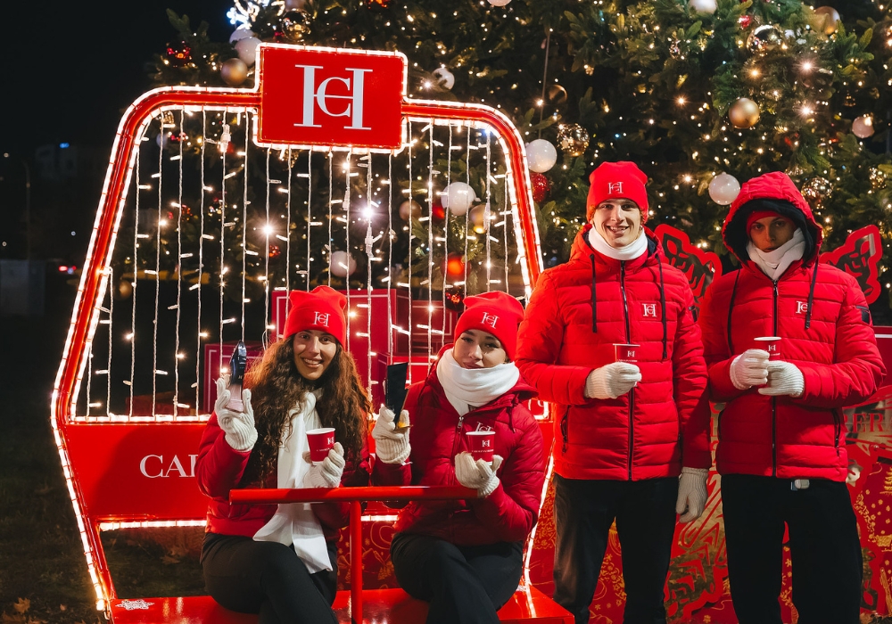 zespół hostess i hostów w plenerze