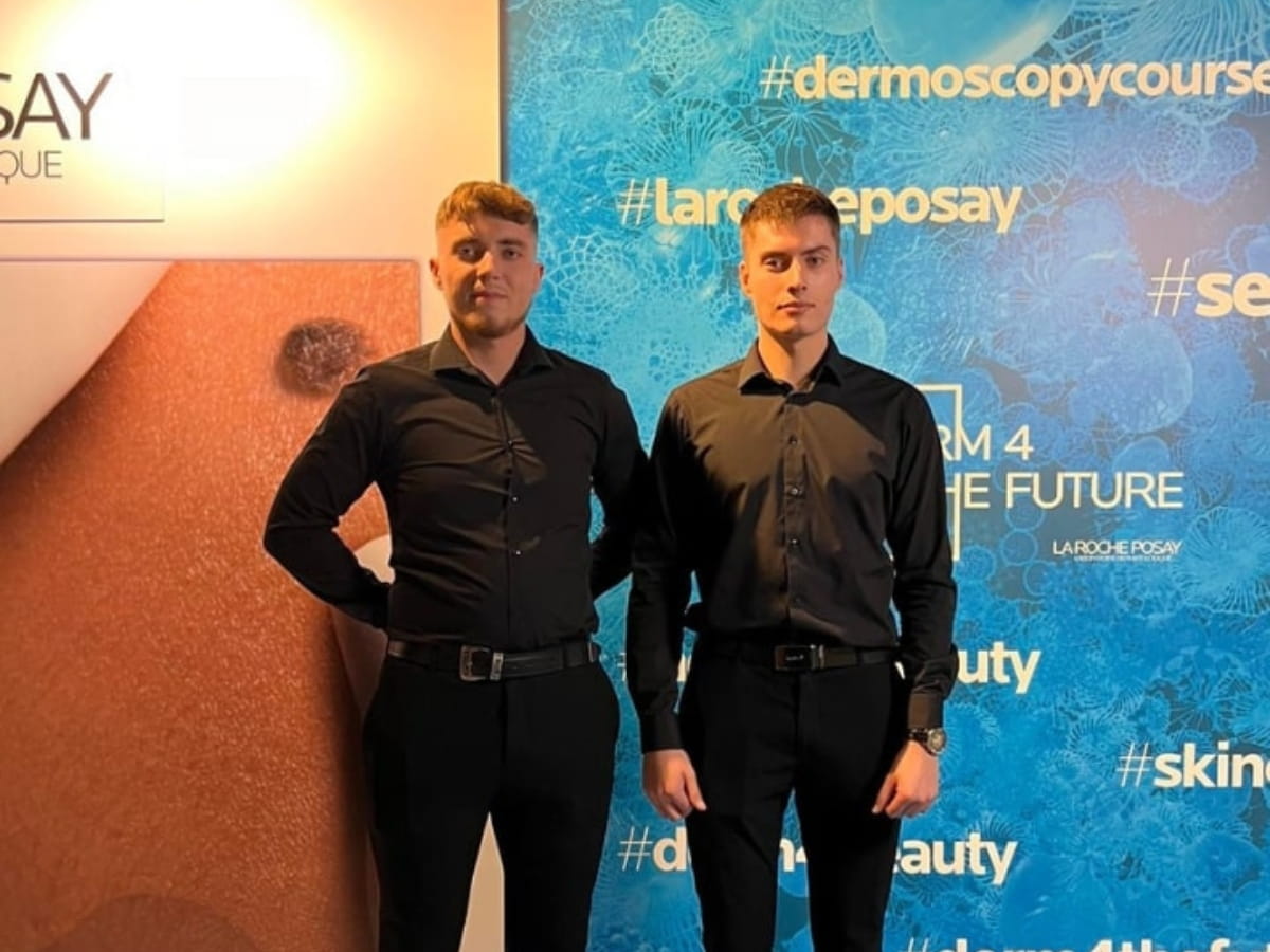 obsługa gości w recepcji przez hostów
